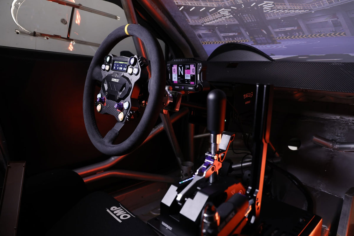 Cockpit de sim racing complet : volant, levier de vitesses et écran en position de pilotage