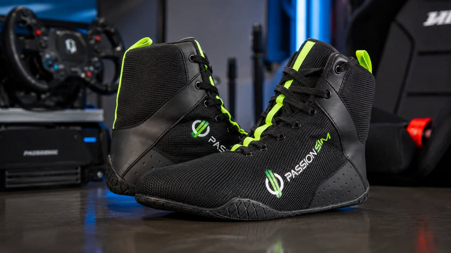 Chaussures de sim racing PassionSim devant un cockpit