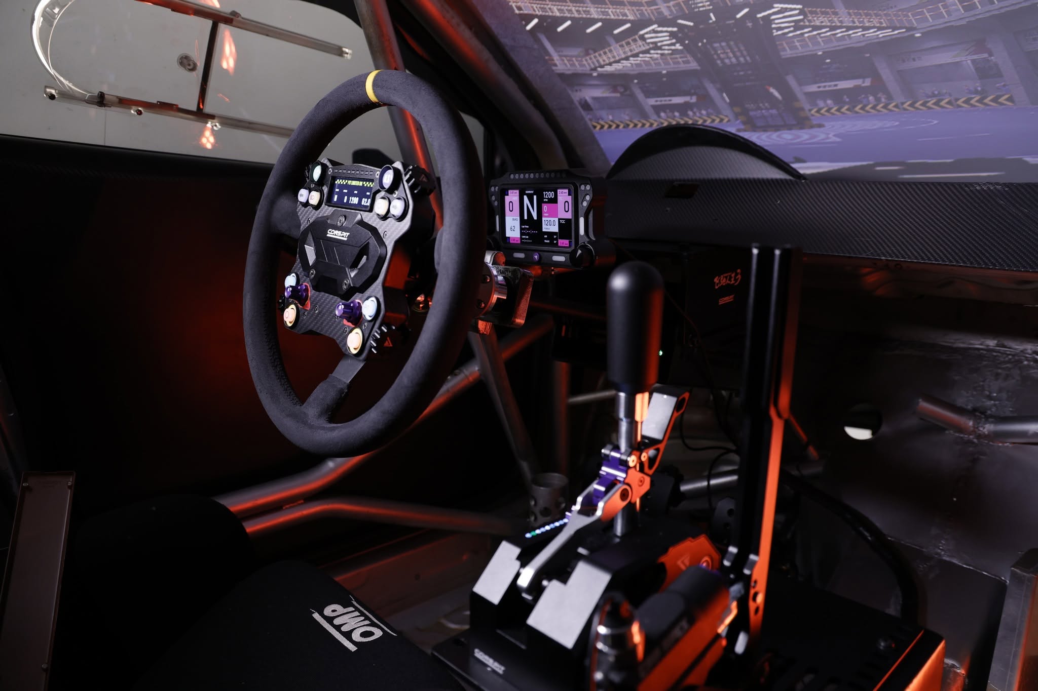 Cockpit de sim racing complet : volant, levier de vitesses et écran en position de pilotage