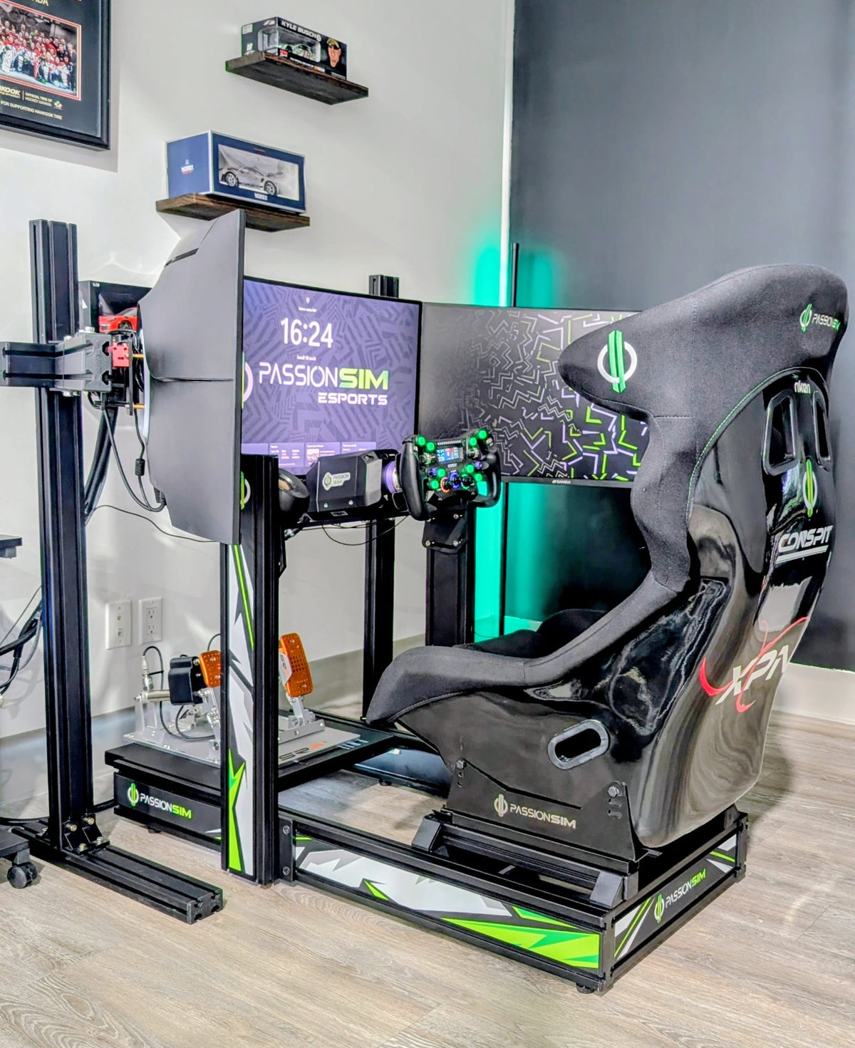 Cockpit de sim racing PassionSim assemblé et calibré : châssis en profilé aluminium, base direct drive, volant à écran, pédalier et écrans montés.